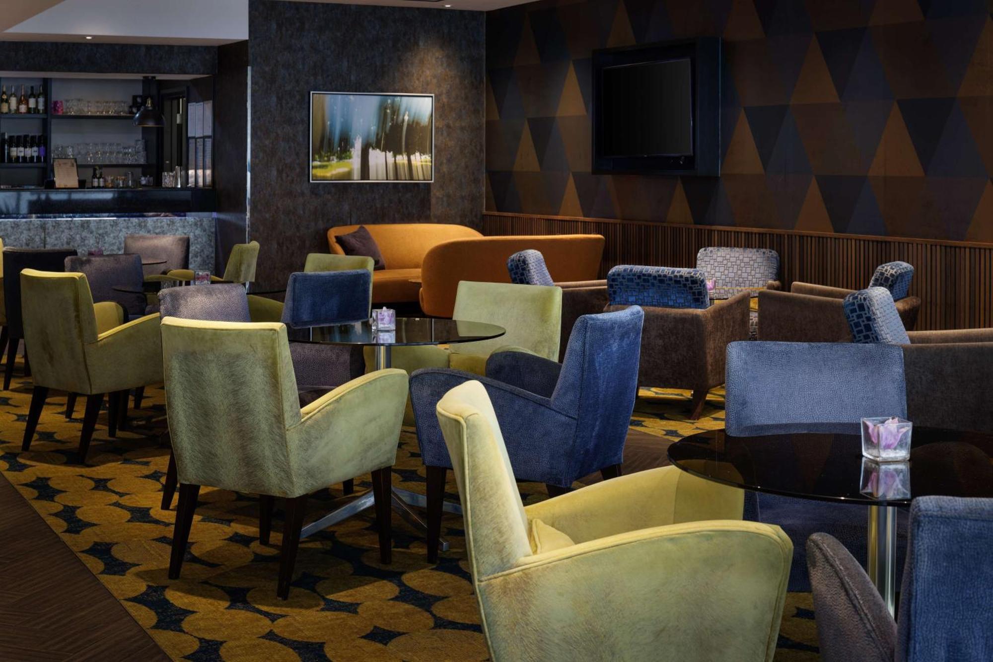 Doubletree By Hilton Woking Hotel Exterior photo