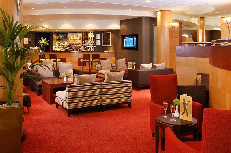 Doubletree By Hilton Woking Hotel Restaurant photo